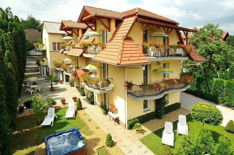 Timpa Apartmanh�z & Dr. Strecker Villa