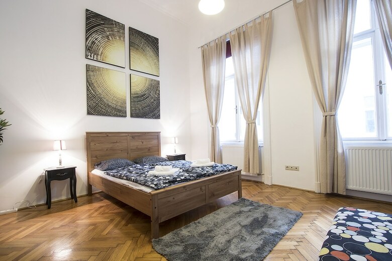 Large Central Apartments K�lm�n Imre