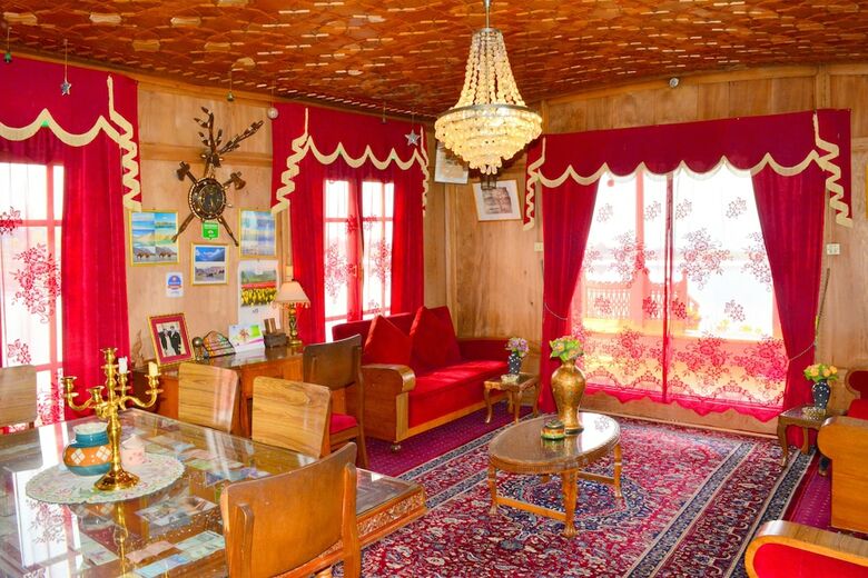 Golden Flower Heritage Houseboat