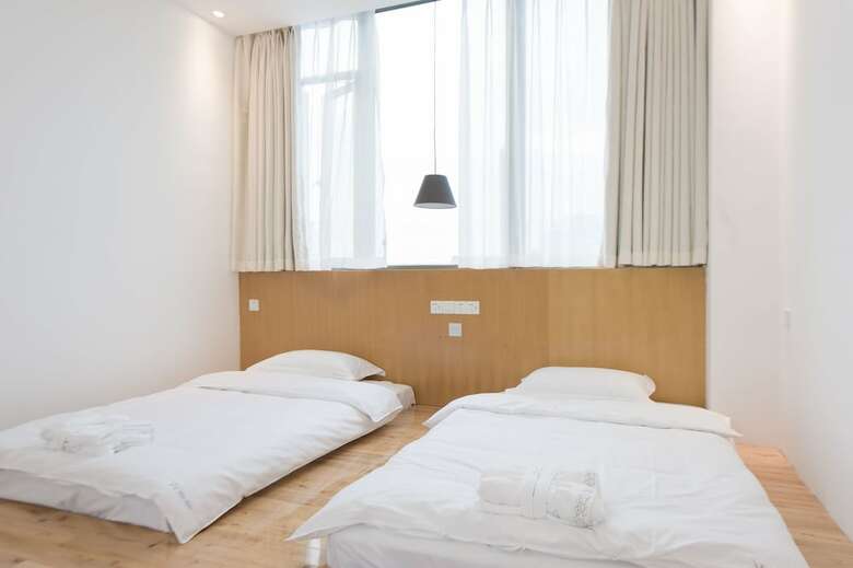 Hotel White Waltz