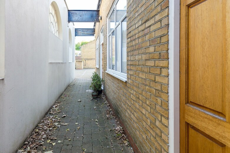 Spacious 4 Bedroom Home In East London