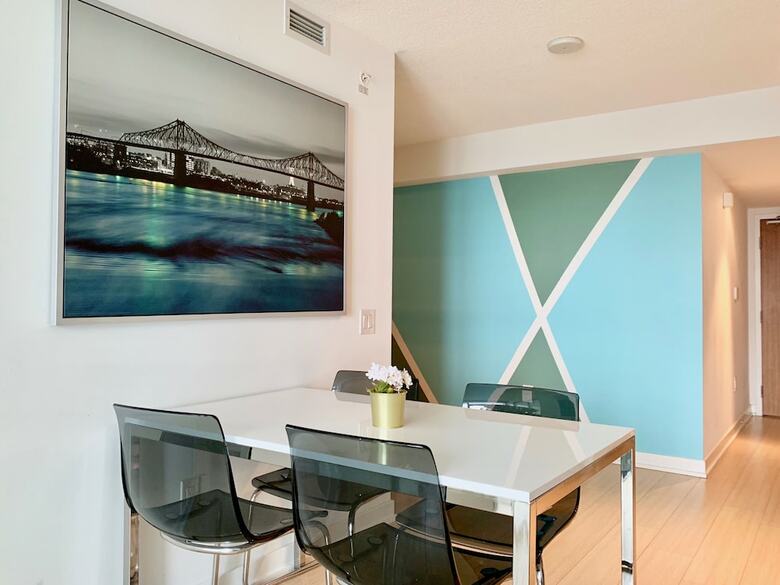 Bright 2 Bed Lakeview Suite