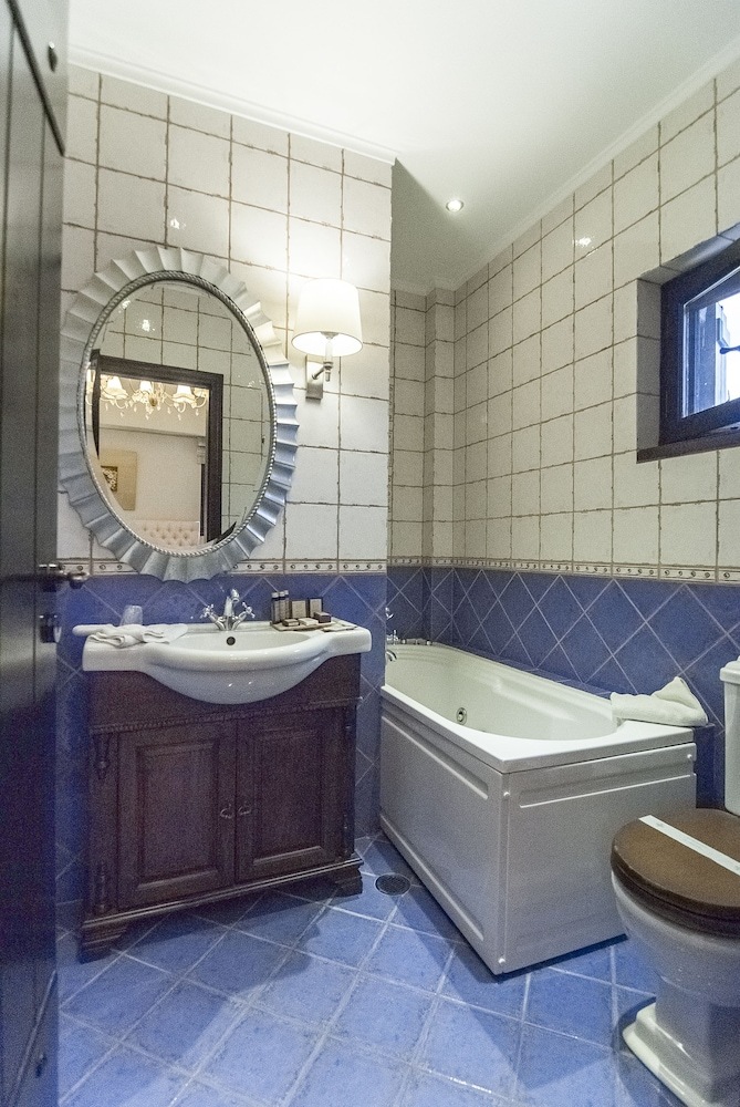 Hotel Ostra Mainalon Luxury Suites