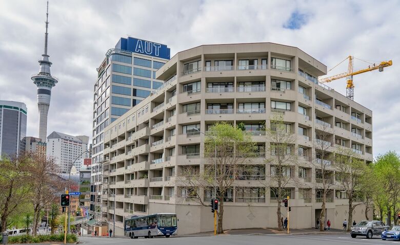 Stylish Apartment Near Entertainment District