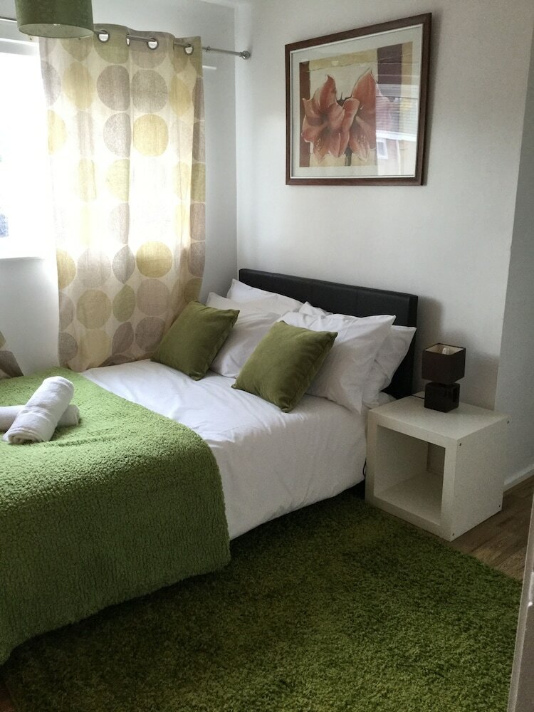 Apartamentos Nice 4 Bed Near Basildon Town Centre