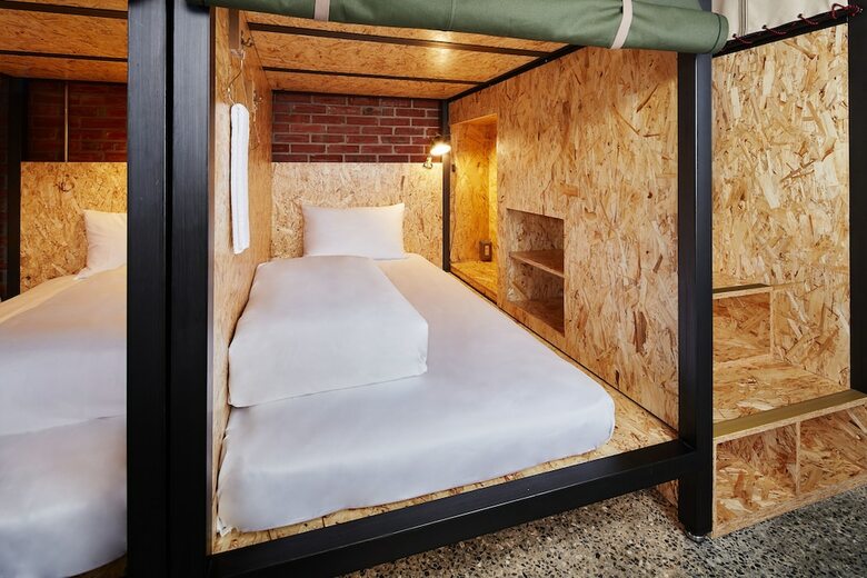 U.i.j Hotel & Hostel