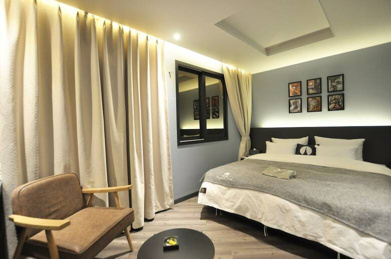 French Code Hotel