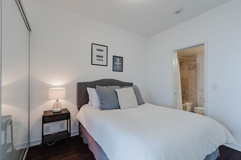 Noel Suites - York And Harbour St.