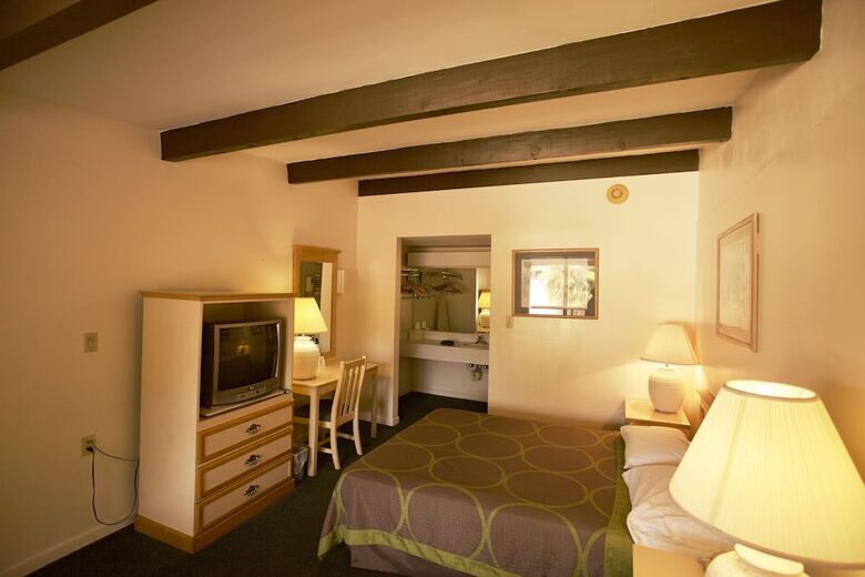 Hotel Golden Host Resort