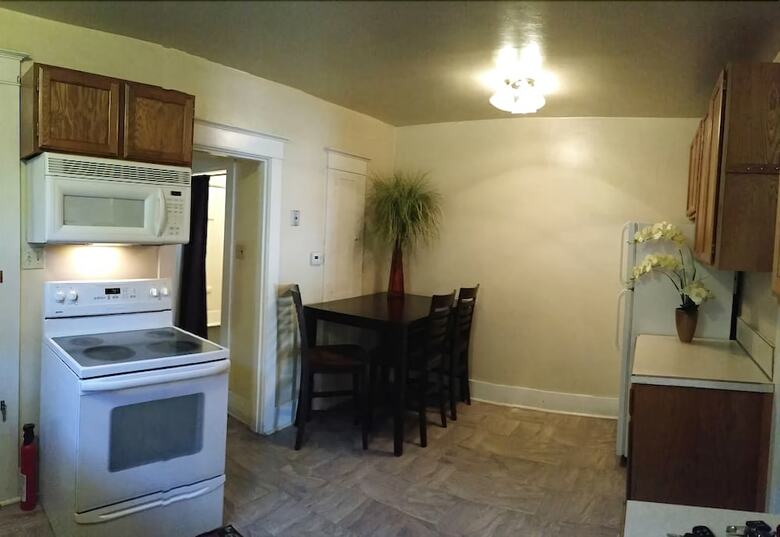 Lovely 1 King Bed- Walk Downtown Pet Ok