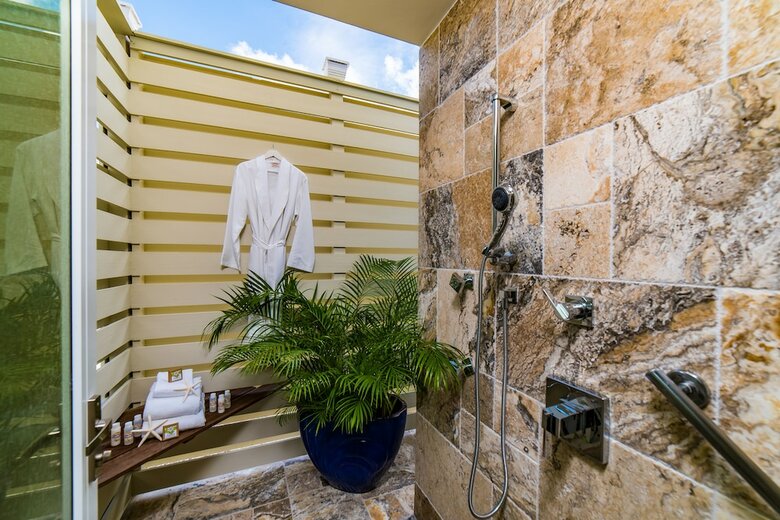 Villa Everything Nice By The Sea In Montego Bay 5br