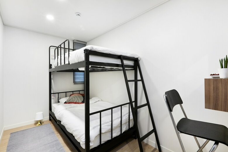 Hostal Comet Guesthouse - Hostel