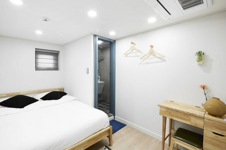 Hostal Comet Guesthouse - Hostel