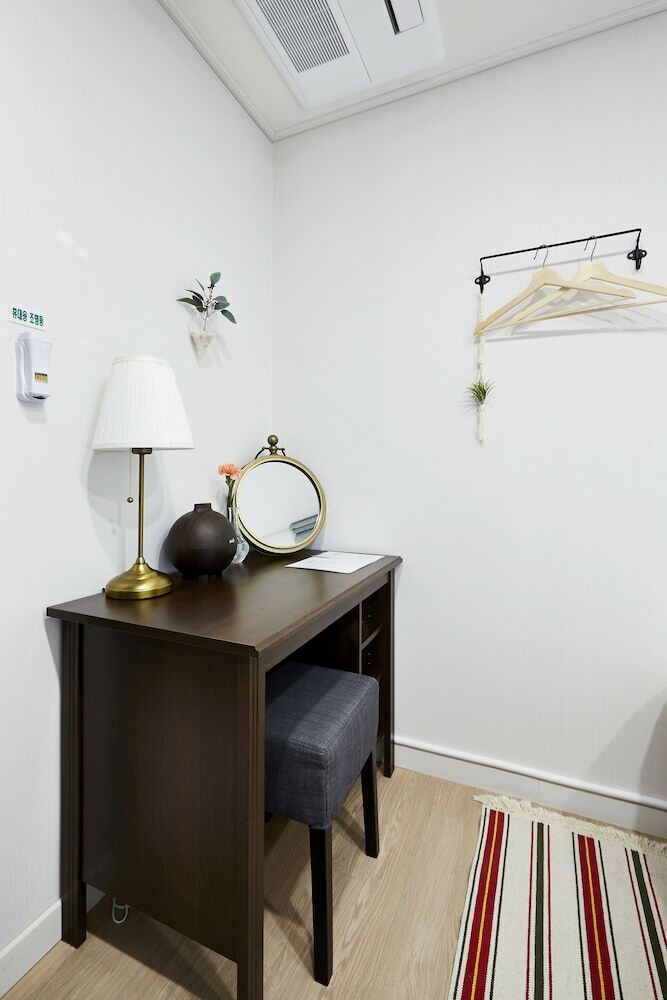 Hostal Comet Guesthouse - Hostel