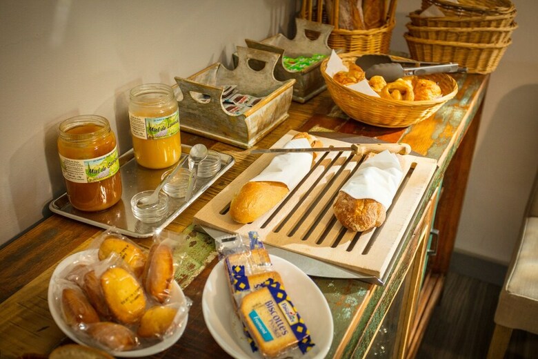 Hotel H�tel Saint Geni�s