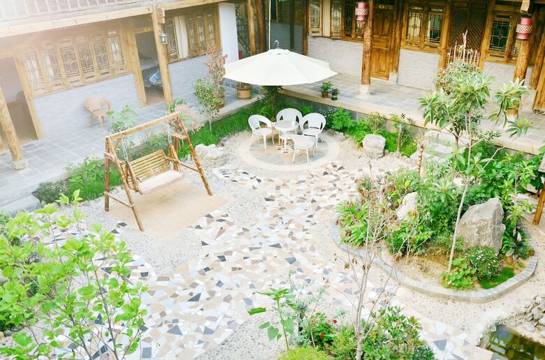 Hotel Tourists Courtyard