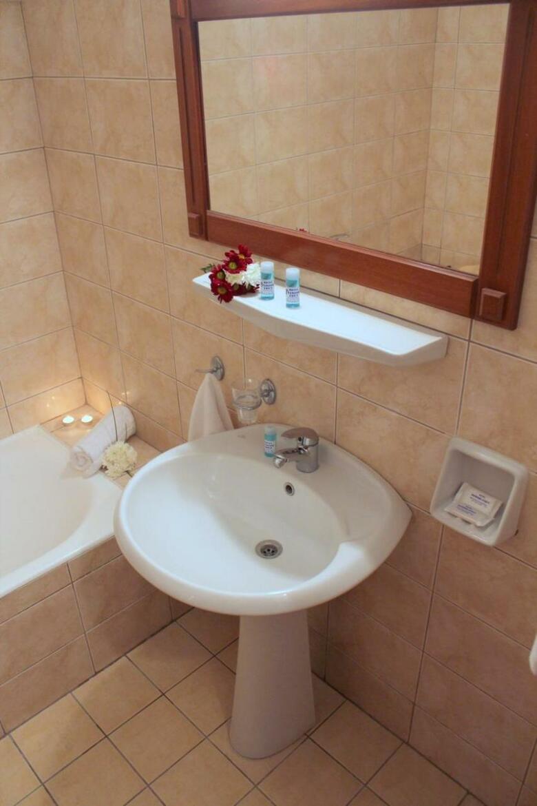 Famissi Eden Hotel