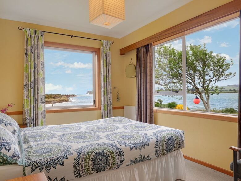 Hostal Surat Bay Lodge & Backpackers Hostel