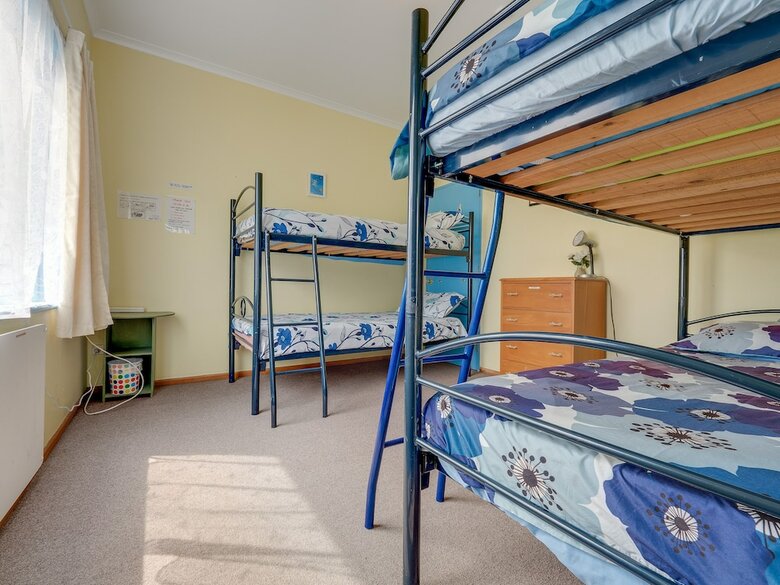 Hostal Surat Bay Lodge & Backpackers Hostel