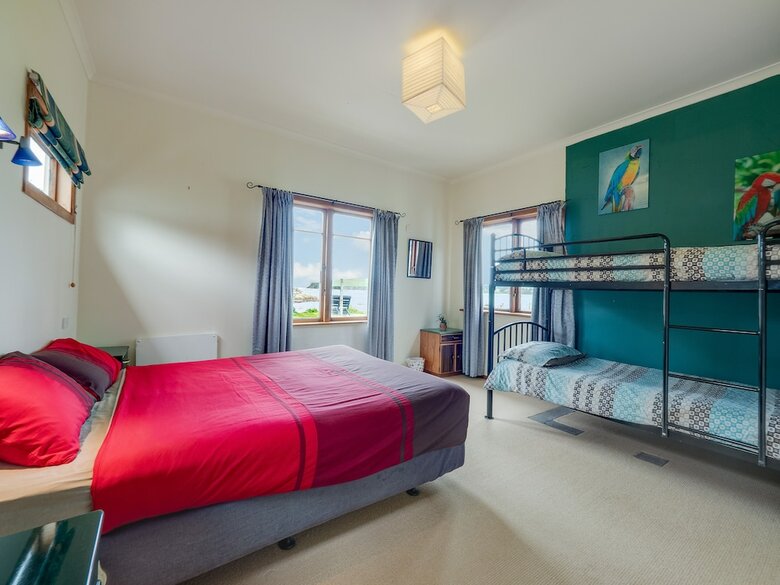 Hostal Surat Bay Lodge & Backpackers Hostel