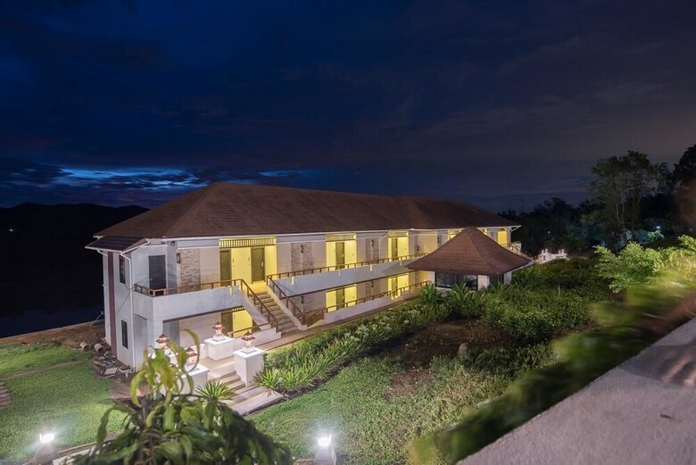 Hotel Leaves Valley Resort