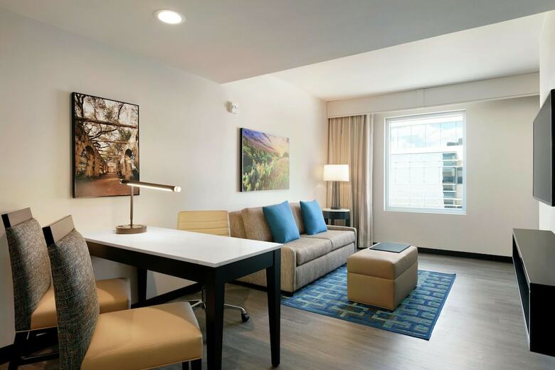 Hotel Embassy Suites By Hilton San Antonio Landmark