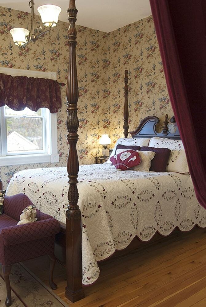Bed & Breakfast Aurora Staples Inn