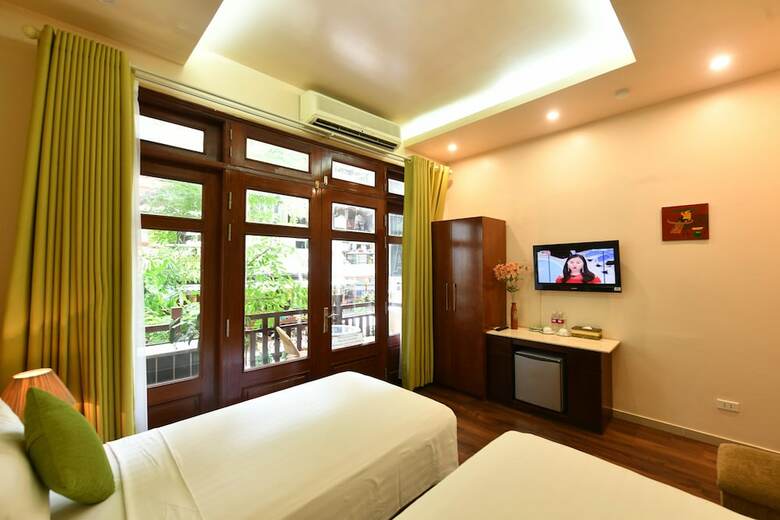 The Artisan Lakeview Hotel