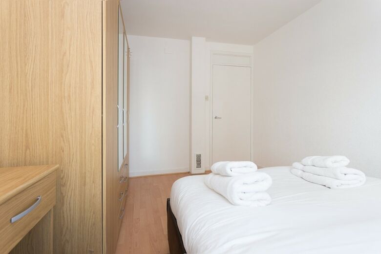 4 Bedroom Apartment In Shepherd's Bush Accommodates 10
