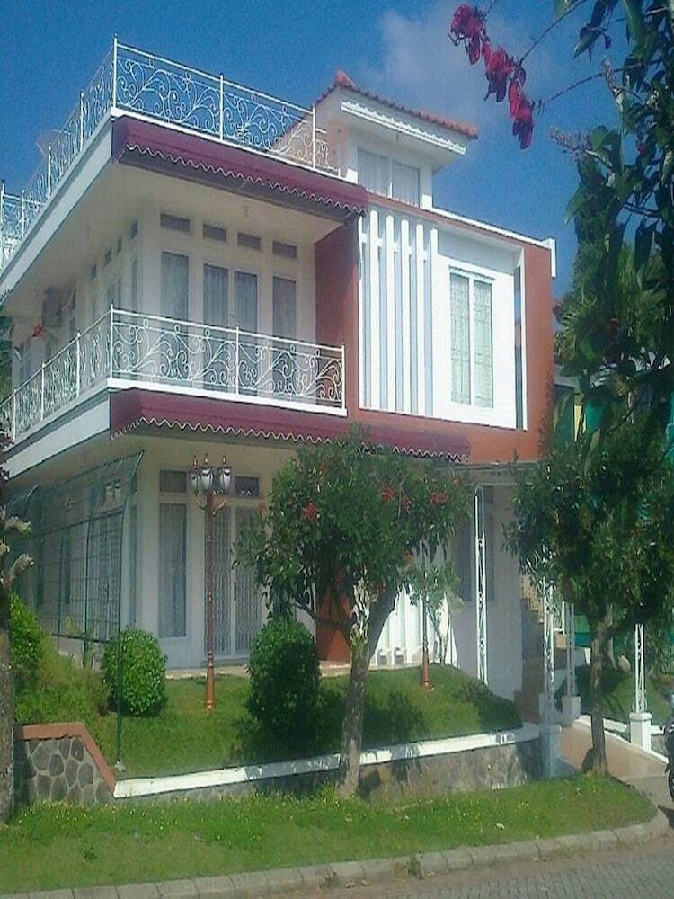 Villa Kota Bunga Dahlia