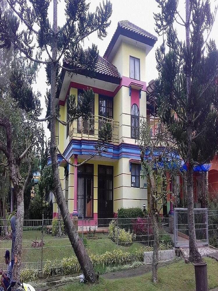 Villa Kota Bunga Dahlia