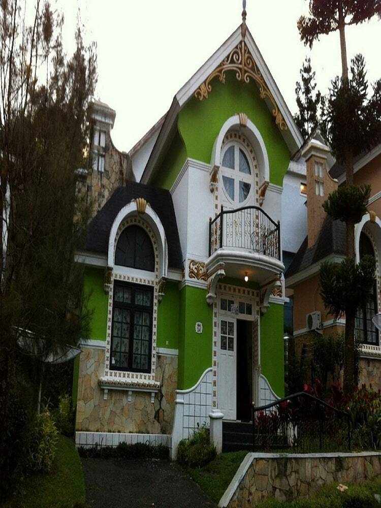 Villa Kota Bunga Dahlia