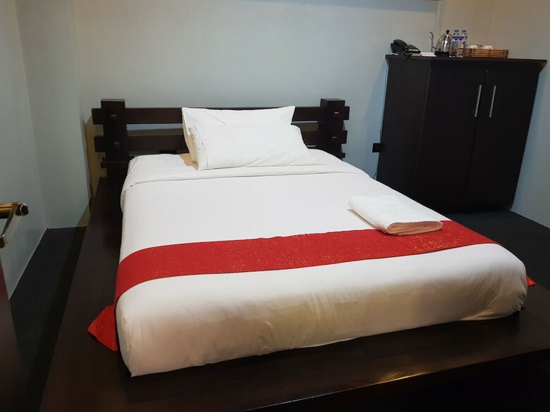 La Jenns Hotel And Resto Grill
