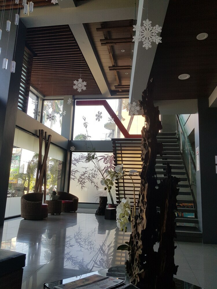 La Jenns Hotel And Resto Grill