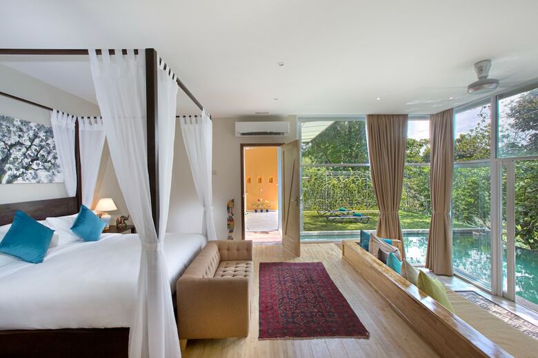 Hotel Ambong Pool Villas