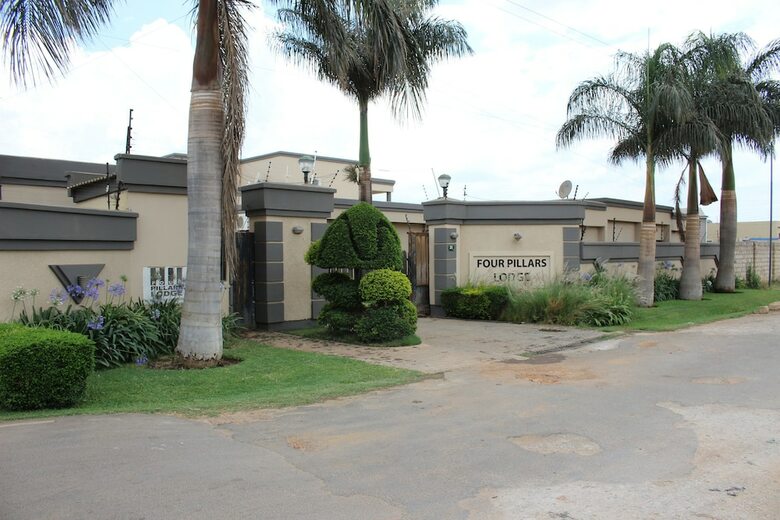 Hotel Four Pillars Lodge
