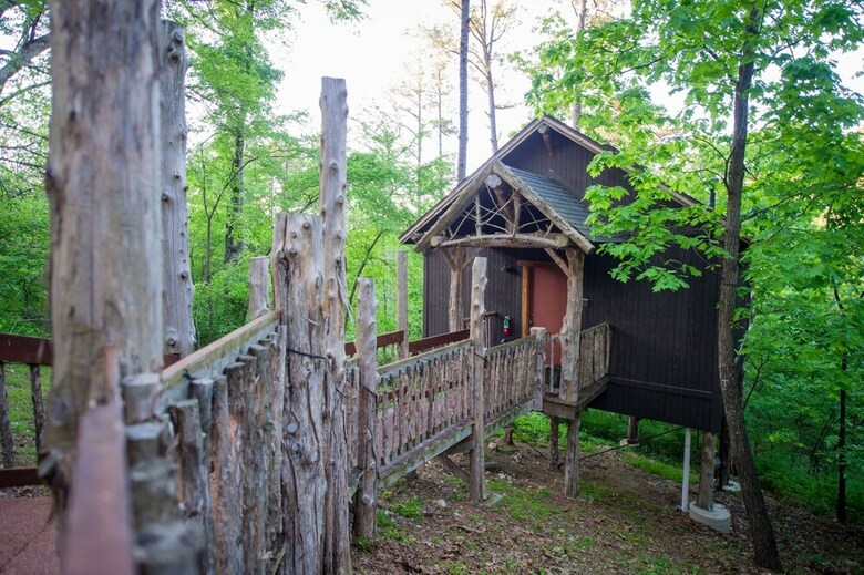 Oak Crest Cottages & Treehouses