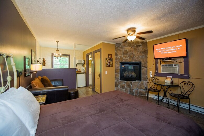 Oak Crest Cottages & Treehouses