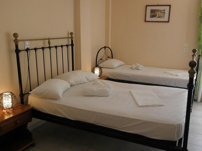 Hotel Ampoulos Rooms & Apartments