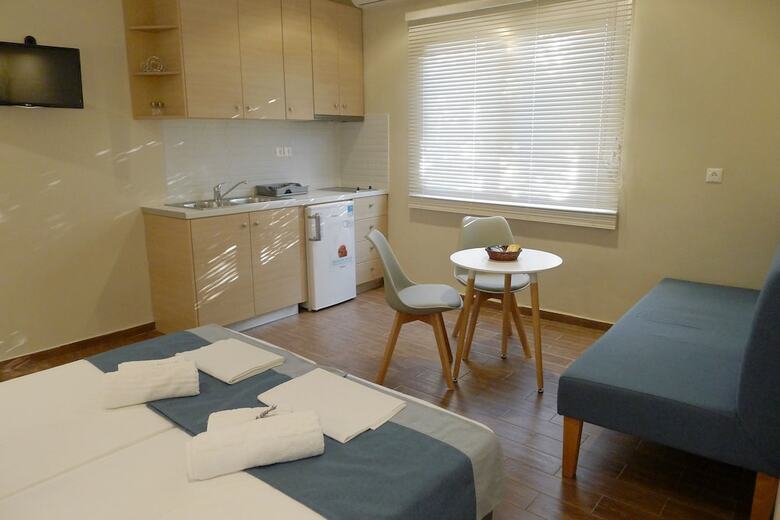 Hotel Ampoulos Rooms & Apartments