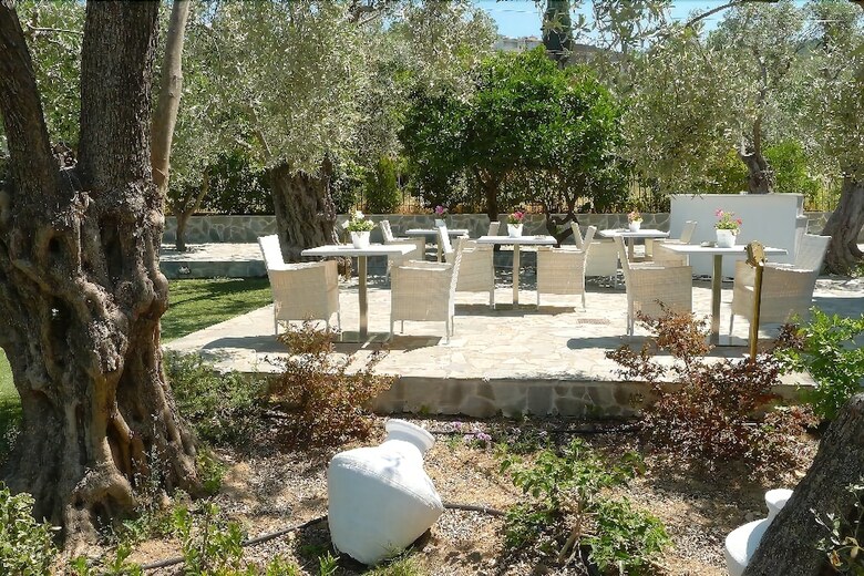Hotel Ampoulos Rooms & Apartments