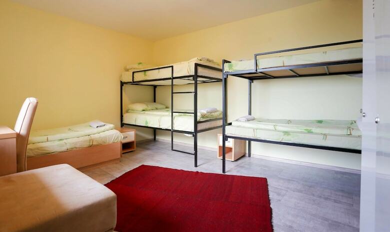 Hostal Haris Youth Hostel