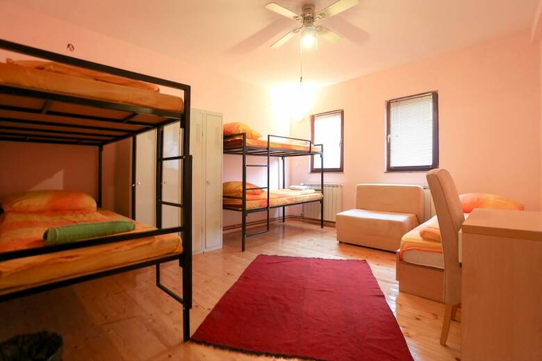 Hostal Haris Youth Hostel