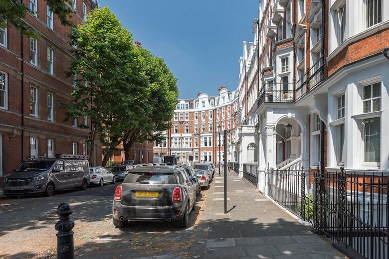 Charming Chelsea Apartment Overlooking The Thames