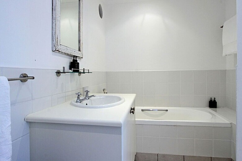 Bungalow On 4th - Three Bedroom House, Sleeps 6