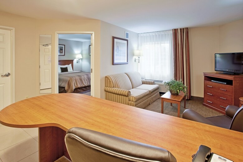 Hotel Candlewood Suites Airport