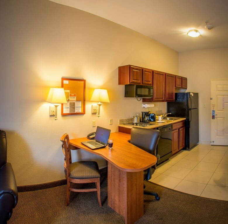 Hotel Candlewood Suites Airport