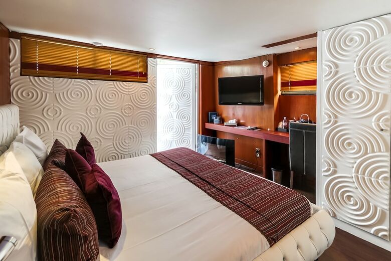 Vip Paris Yacht Hotel