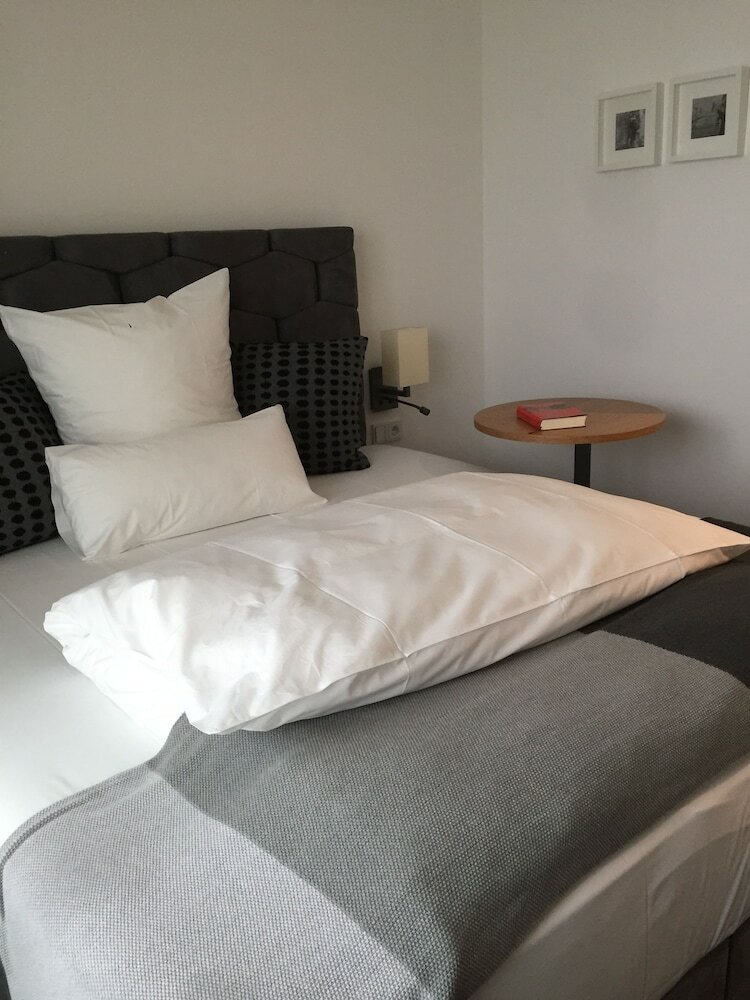 Hotel H�ll Am Main