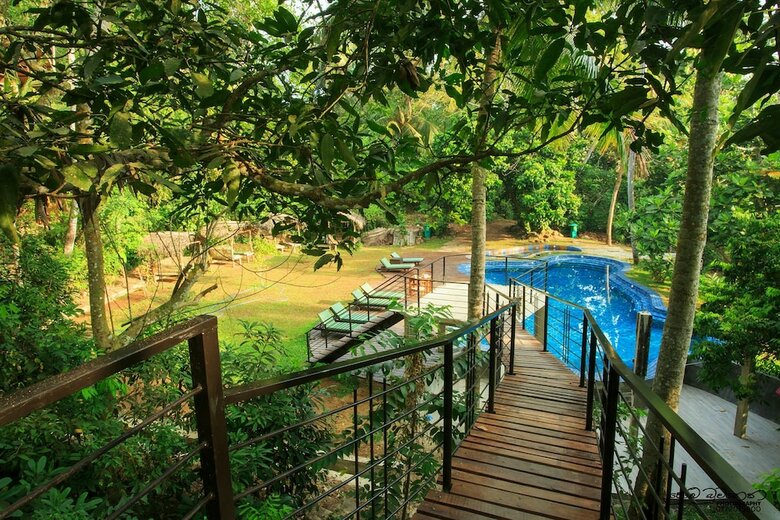 Hotel Jungle Village By Thawthisa
